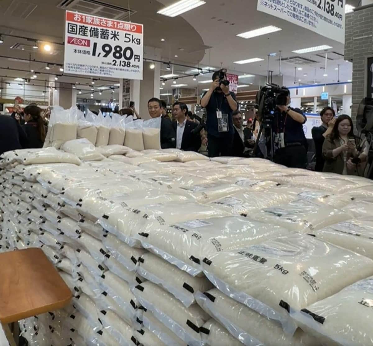 【コメ】イオンで山のように積まれた備蓄米、大勢が店に行列作るも売れ残る　コメ価格への影響は？